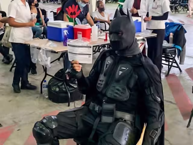 Batman acude a vacunarse contra la COVID-19 en CDMX