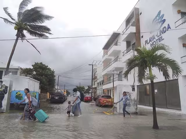 A pesar de la lluvia y el viento, turistas llegaron al puerto de Progreso. Foto: Jiménez Mendoza / Alfredo Canto May 