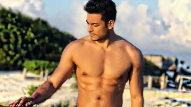 Carlos Rivera llega por sorpresa a una boda y sorprende a los novios al cantarles en vivo