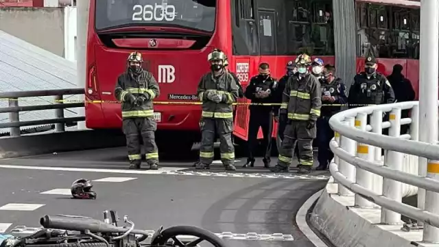 Muere motociclista tras ser embestido por unidad del Metrobús en Coyoacán