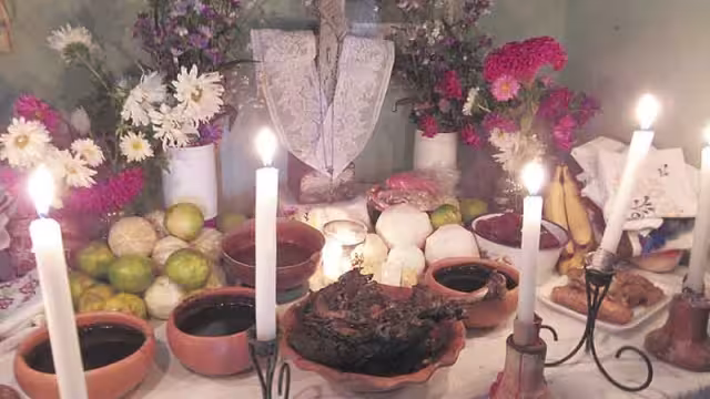 En los hogares se pusieron altares con comida para la partida de las ánimas.