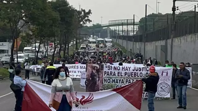 Integrantes del colectivo Frente Nacional de Izquierda Social del Estado de Puebla marchan hacia la Secretaría de Gobernación, en el centro de Ciudad de México