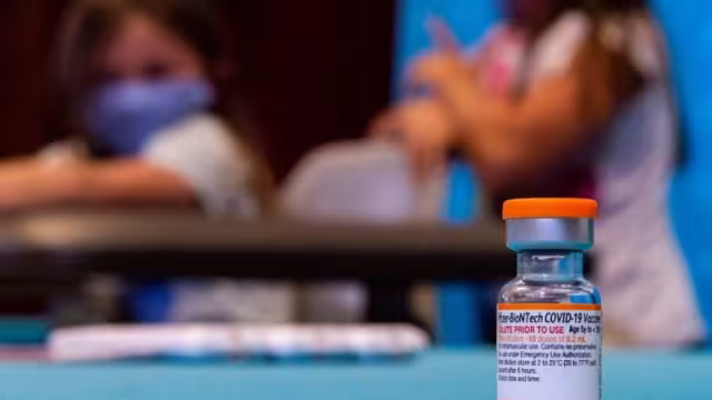 La Administración del Alimentos y Medicamentos de Estados Unidos aprobó el uso de vacunas para niños desde los 6 meses de edad