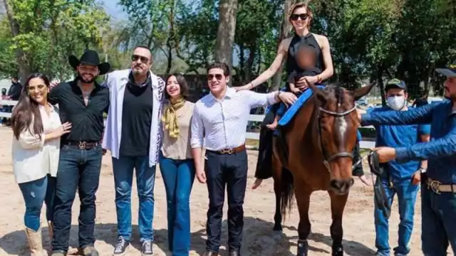 La familia Aguilar se reunió con el gobernador y su esposa. Foto: Instagram @samuelgarcia