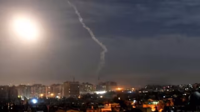 Turquía inició un ataque contra objetivos en el norte de Siria que hasta el momento han dejado 12 soldados muertos