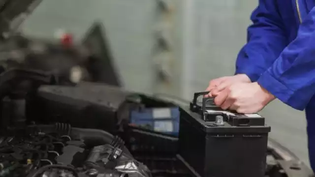 Vecinos vieron al hombre robando la batería de un auto