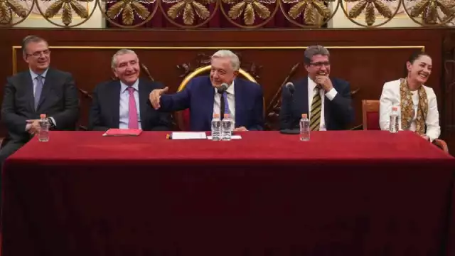 En sus redes sociales, el mandatario compartió la fotografía con la que describe que "impulsan el movimiento de la 4T