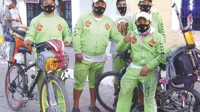 Los antorchistas llegan en bicicletas o a pie.