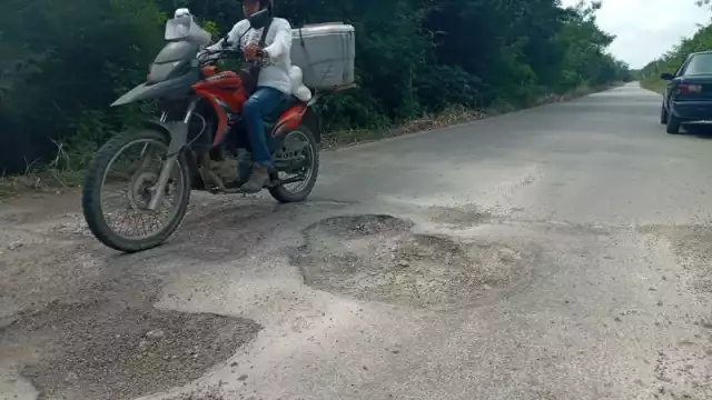 La carretera principal del poblado está en pésimas condiciones