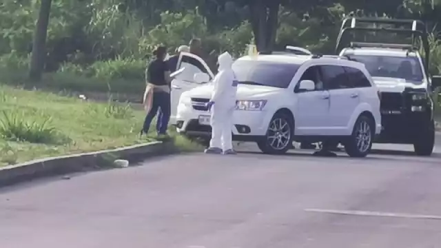 En la avenida Erick Paolo Martínez quedó la camioneta blanca de la víctima, la cual fue revisada por los peritos en busca de indicios, para dar con su paradero