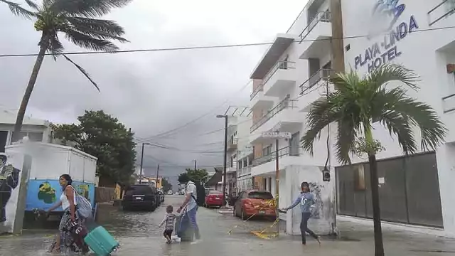 A pesar de la lluvia y el viento, turistas llegaron al puerto de Progreso. Foto: Jiménez Mendoza / Alfredo Canto May 