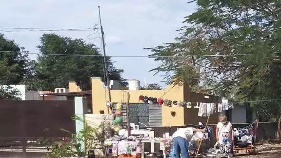 Tianguistas convierten las calles en puestos de venta en Kanasín Tianguistas convierten las calles en puestos de venta en Kanasín