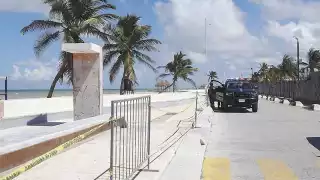 A lo largo del malecón se colocaron vallas metálicas y cintas para impedir el paso de bañistas. Foto: Julio Jiménez