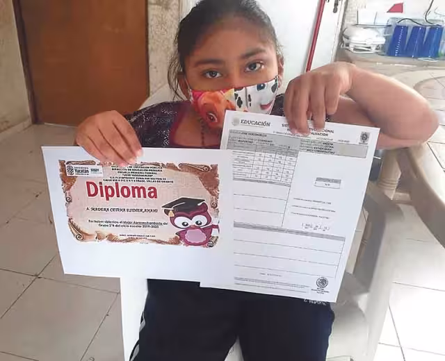 Piden ayuda para niña con escoliosis en Kanasín