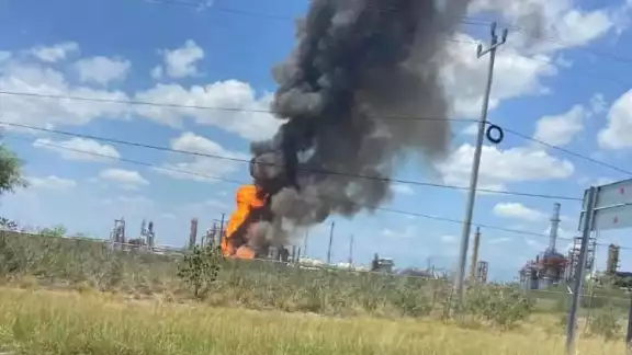 Una columna de humo fue percibida por automovilistas que pasaban cerca de la Refinería de Pemex en Cadereyta
