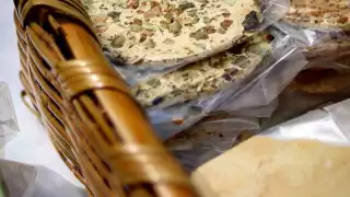 Lo laborioso de la melcocha es batir hasta dejar una consistencia chiclosa que pueda estirarse