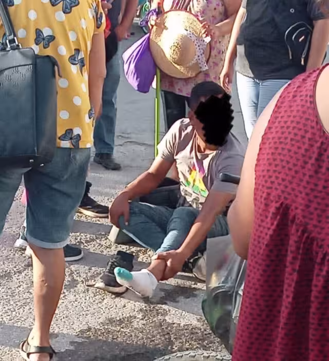 El hombre alejó a su hijo menor de edad para que no saliera lastimado