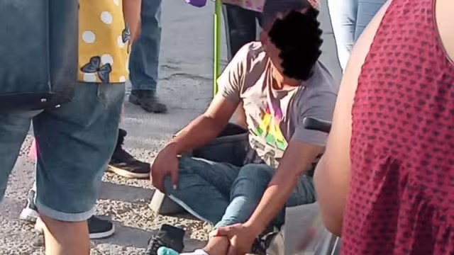 El hombre alejó a su hijo menor de edad para que no saliera lastimado