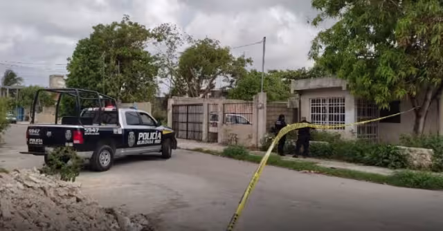 Autoridades encuentran a un hombre sin vida colgado de un árbol, se presume que fue un homicidio