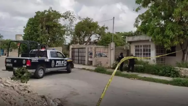 Autoridades encuentran a un hombre sin vida colgado de un árbol, se presume que fue un homicidio