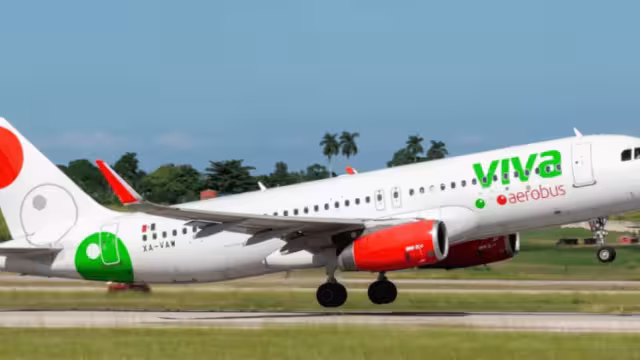 La aerolínea hizo que los pasajeros pasaran la noche en el aeropuerto y solo les dio un cupón y 200 pesos como compensación