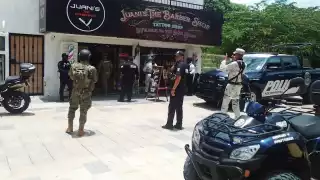 Dos de tres extorsionadores fueron arrestados y presentados ante la FGE Quintana Roo tras una denuncia presentada en su contra