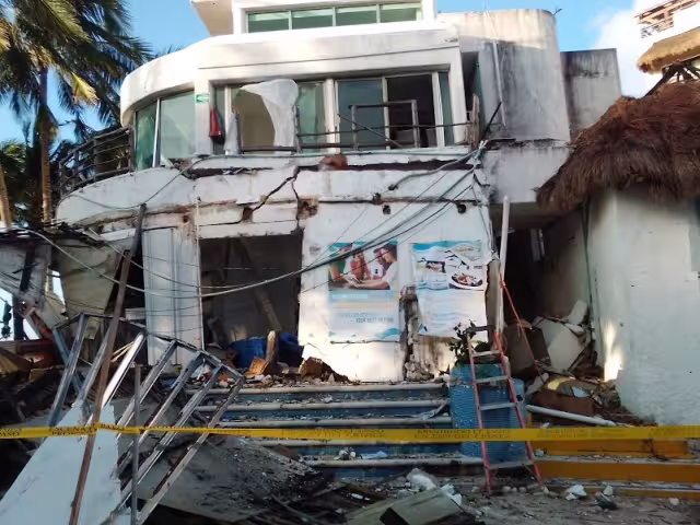 La explosión dentro del club Kool Beach de Playa del Carmen se registró la tarde del pasado 14 de marzo, quedando la estructura del inmuble severamente dañada