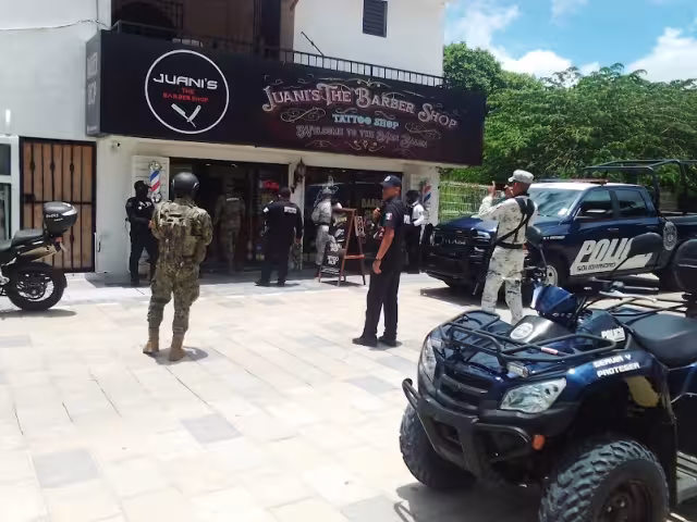 Dos de tres extorsionadores fueron arrestados y presentados ante la FGE Quintana Roo tras una denuncia presentada en su contra