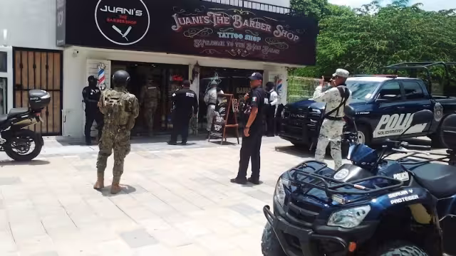 Dos de tres extorsionadores fueron arrestados y presentados ante la FGE Quintana Roo tras una denuncia presentada en su contra