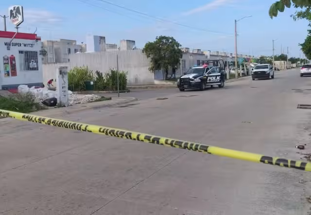 Elementos policiacos cerraron la calle donde ocurrió el ataque armado en Cancún para las indagatorias correspondientes