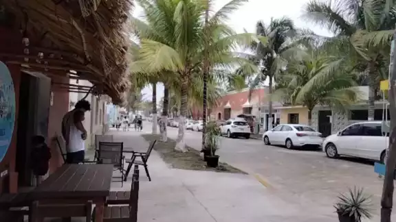 Varios comercios han cerrado y los pescadores no se hicieron a la mar