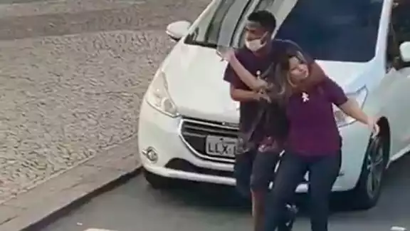Luego de que un ladrón tomó de rehén a una mujer, tras un intento de asalto, un grupo de policías logró rescatarla mientras que el delincuente perdió la vida Luego de que un ladrón tomó de rehén a una mujer, tras un intento de asalto, un grupo de policías logró rescatarla mientras que el delincuente perdió la vida