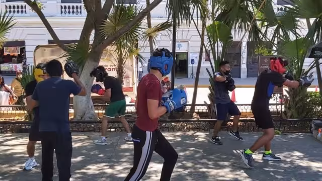 Ante las miradas de las personas en la Plaza Grande, dieron una demostración de este deporte con el fin de poder competir en Oaxtepec del 18 al 24 de abril