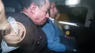 Pedro Castillo, expresidente de Perú, salió esposado de la Prefectura de Lima