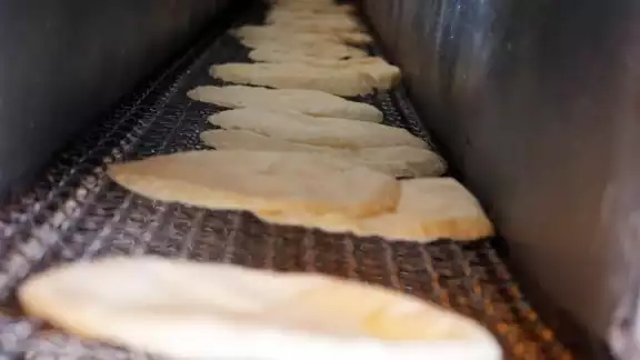 La tortilla es de primera necesidad y se vende, pero debido a que no hay tanta gente en la calle, las ganancias han decrecido La tortilla es de primera necesidad y se vende, pero debido a que no hay tanta gente en la calle, las ganancias han decrecido