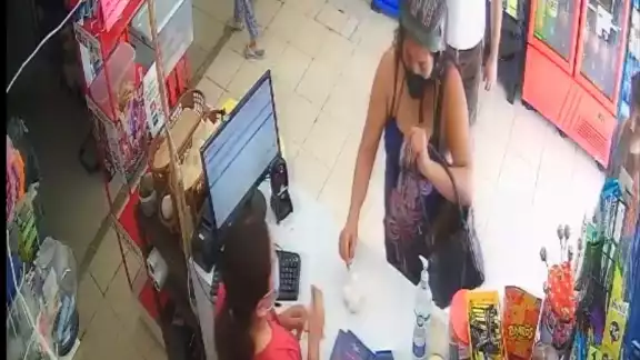 La mujer metió más de una ocasión la mano en la caja de los dulces sin miramientos La mujer metió más de una ocasión la mano en la caja de los dulces sin miramientos