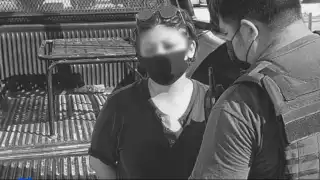 La pareja de la mujer huyó del lugar en una motocicleta