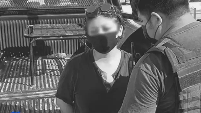 La pareja de la mujer huyó del lugar en una motocicleta