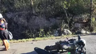 La motocicleta del joven quedó sobre la vía donde sufrió el fatal impacto junto con su progenitora