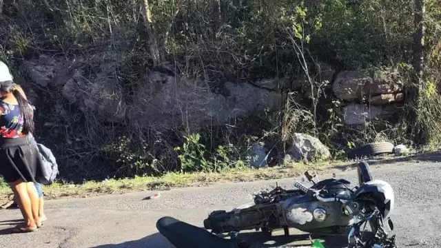 La motocicleta del joven quedó sobre la vía donde sufrió el fatal impacto junto con su progenitora