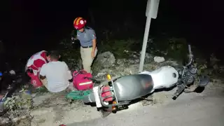 Motociclista resulta herido al intentar esquiva un ciclista en la carretera federal Tulum–Felipe Carrillo Puerto  
