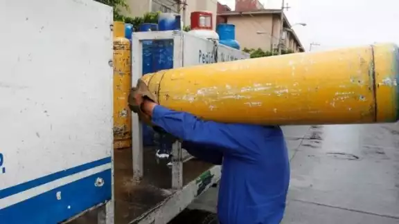 El hombre de 49 años, acusado de robo, tras verse rodeado por policías capitalinos aventó los tanques y agredió a un oficial con un tubo El hombre de 49 años, acusado de robo, tras verse rodeado por policías capitalinos aventó los tanques y agredió a un oficial con un tubo