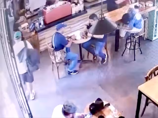 El robo ocurrió dentro de un restaurante, siendo evidenciado por las cámaras de seguridad