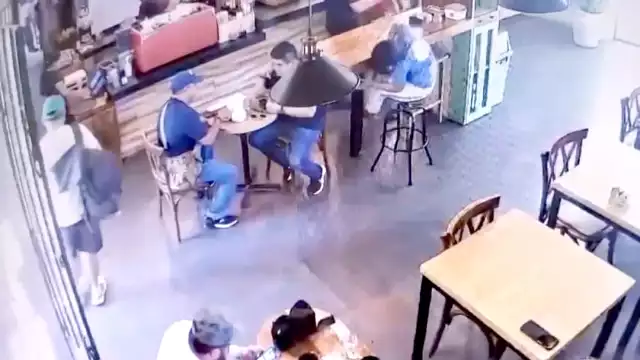 El robo ocurrió dentro de un restaurante, siendo evidenciado por las cámaras de seguridad