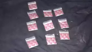 El contenido de las bolsitas tenía características similares a las de la cocaína, por lo que fueron aseguradas y puestas a disposición de la FGE