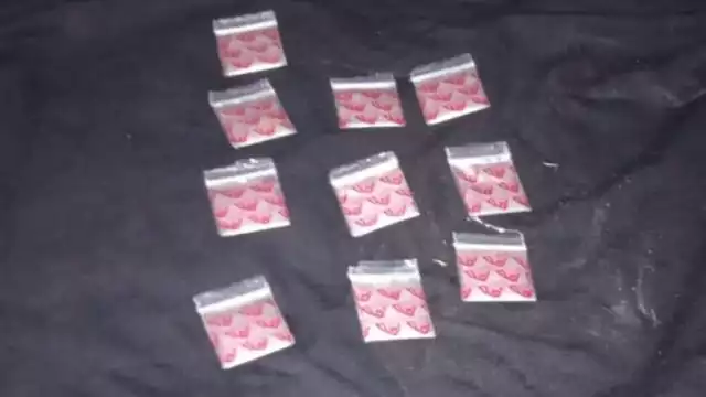 El contenido de las bolsitas tenía características similares a las de la cocaína, por lo que fueron aseguradas y puestas a disposición de la FGE