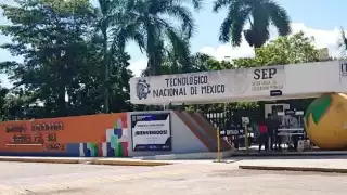 Los estudiantes se inscribieron en tiempo y forma correspondientes pero la adminisración los pasó como "egresados" por lo que perdieron la beca