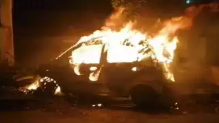 El auto fue quemado por un hombre en el Roble Agrícola de Mérida