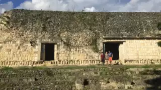 Al centro hay una plaza de 100 por 100 metros con 12 estructuras