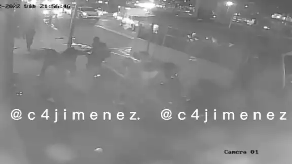 Dos jóvenes fueron golpeados en la calle por seguidores de las Águilas del América Dos jóvenes fueron golpeados en la calle por seguidores de las Águilas del América